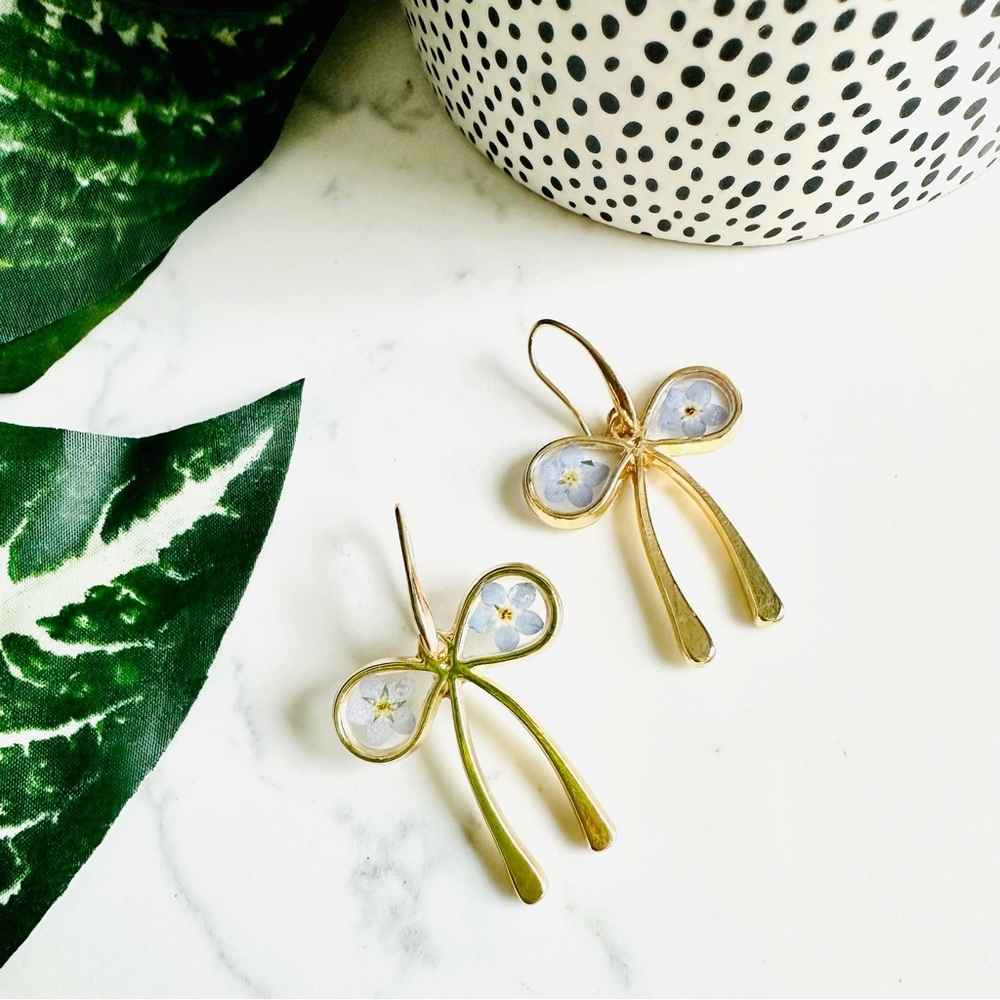 2/$30🌵 Gold Bow Pressed Dried Blue Flower Earrings Romantic Boho Jewelry NEW